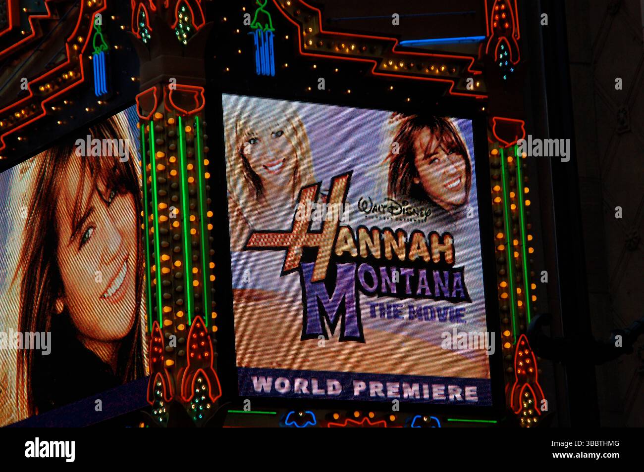 La chapelle illuminée du théâtre El Capitan affiche le titre Hannah Montana : The Movie lors de la première édition du film à Los Angeles le 2 avril 2009. La marquise souligne la sortie très attendue du film Disney. Banque D'Images