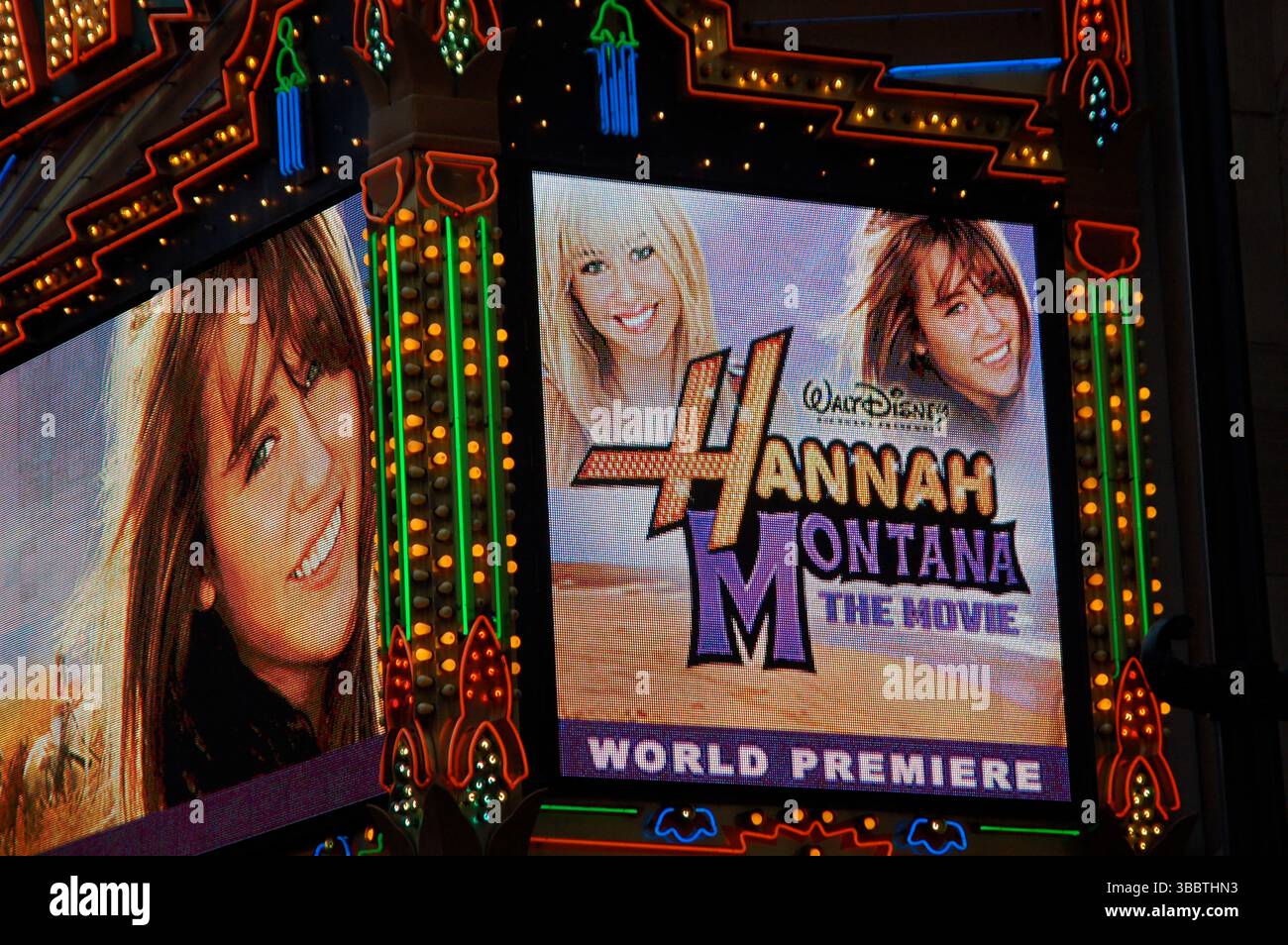 La chapelle illuminée du théâtre El Capitan affiche le titre Hannah Montana : The Movie lors de la première édition du film à Los Angeles le 2 avril 2009. La marquise souligne la sortie très attendue du film Disney. Banque D'Images
