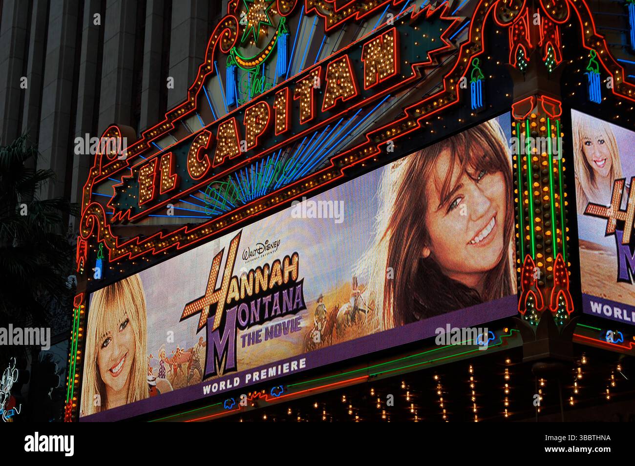 La chapelle illuminée du théâtre El Capitan affiche le titre Hannah Montana : The Movie lors de la première édition du film à Los Angeles le 2 avril 2009. La marquise souligne la sortie très attendue du film Disney. Banque D'Images