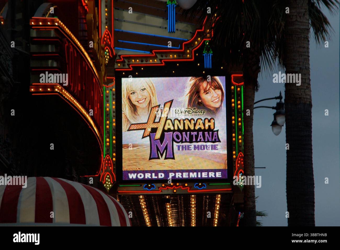 La chapelle illuminée du théâtre El Capitan affiche le titre Hannah Montana : The Movie lors de la première édition du film à Los Angeles le 2 avril 2009. La marquise souligne la sortie très attendue du film Disney. Banque D'Images