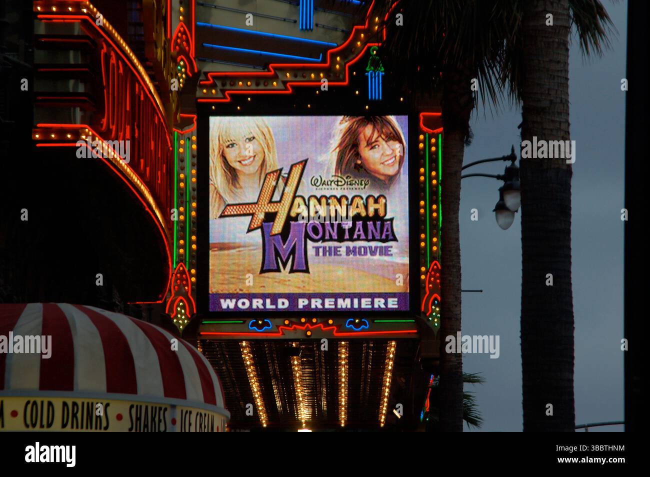 La chapelle illuminée du théâtre El Capitan affiche le titre Hannah Montana : The Movie lors de la première édition du film à Los Angeles le 2 avril 2009. La marquise souligne la sortie très attendue du film Disney. Banque D'Images