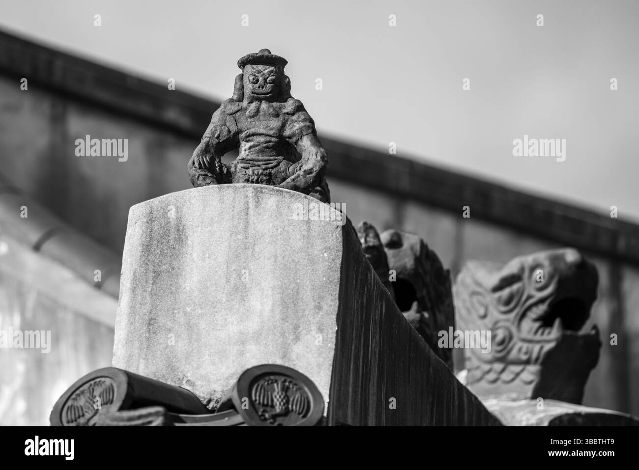 Décorations de toit sur le palais royal Changdeokgung de la dynastie Joseon à Séoul, Corée du Sud Banque D'Images