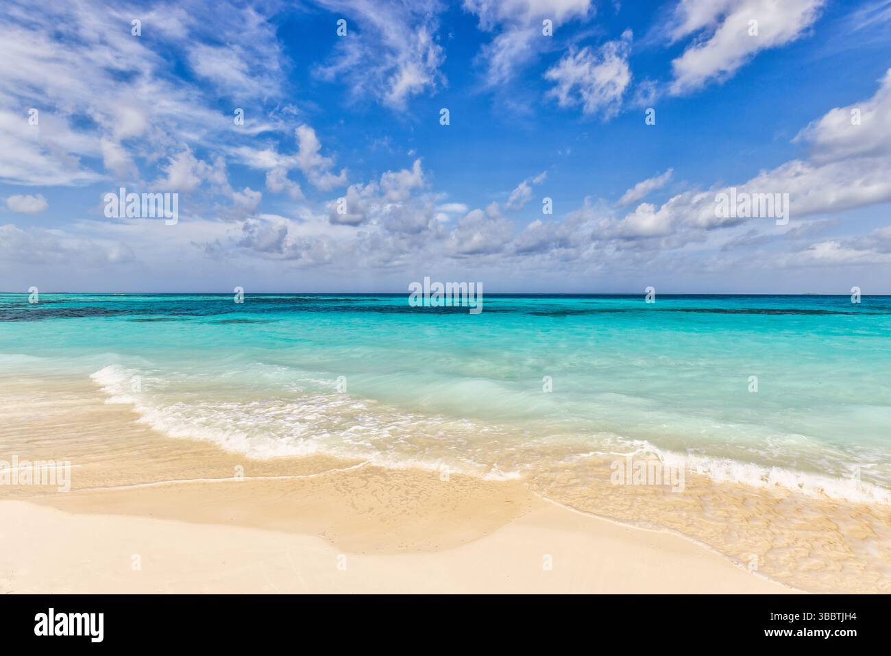 plage ensoleillée vide avec sable doré mer calme ciel bleu clair paradis tropical paisible destination de vacances d'été parfaite Banque D'Images