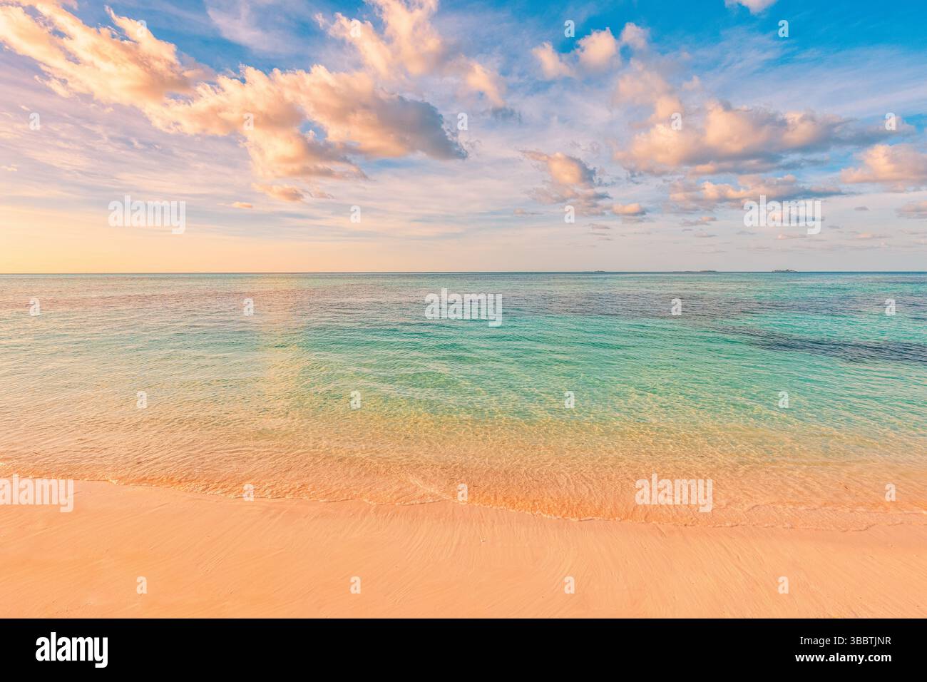 Coucher de soleil paysage de plage de bord de mer vide sable et nuages de ciel inspirant la scène de la nature paisible pour le tourisme de voyage de détente et le papier peint serein Banque D'Images