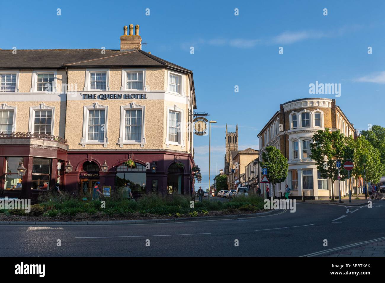Vue sur le centre-ville d'Aldershot avec le Queens Hotel, maintenant pub Wetherspoons, Hampshire, Angleterre, Royaume-Uni Banque D'Images