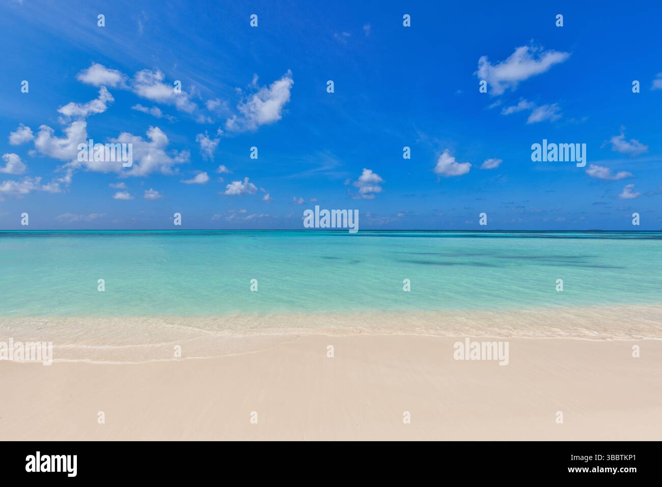 Paysage tropical ensoleillé de la plage vide avec eau turquoise claire sable blanc mer calme paysage marin panoramique de vacances parfaites fond nature Banque D'Images