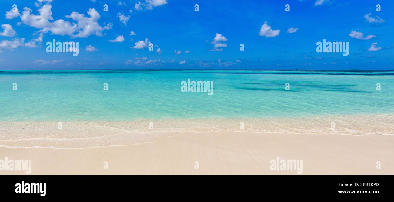 Paysage tropical ensoleillé de la plage vide avec eau turquoise claire sable blanc mer calme paysage marin panoramique de vacances parfaites fond nature Banque D'Images