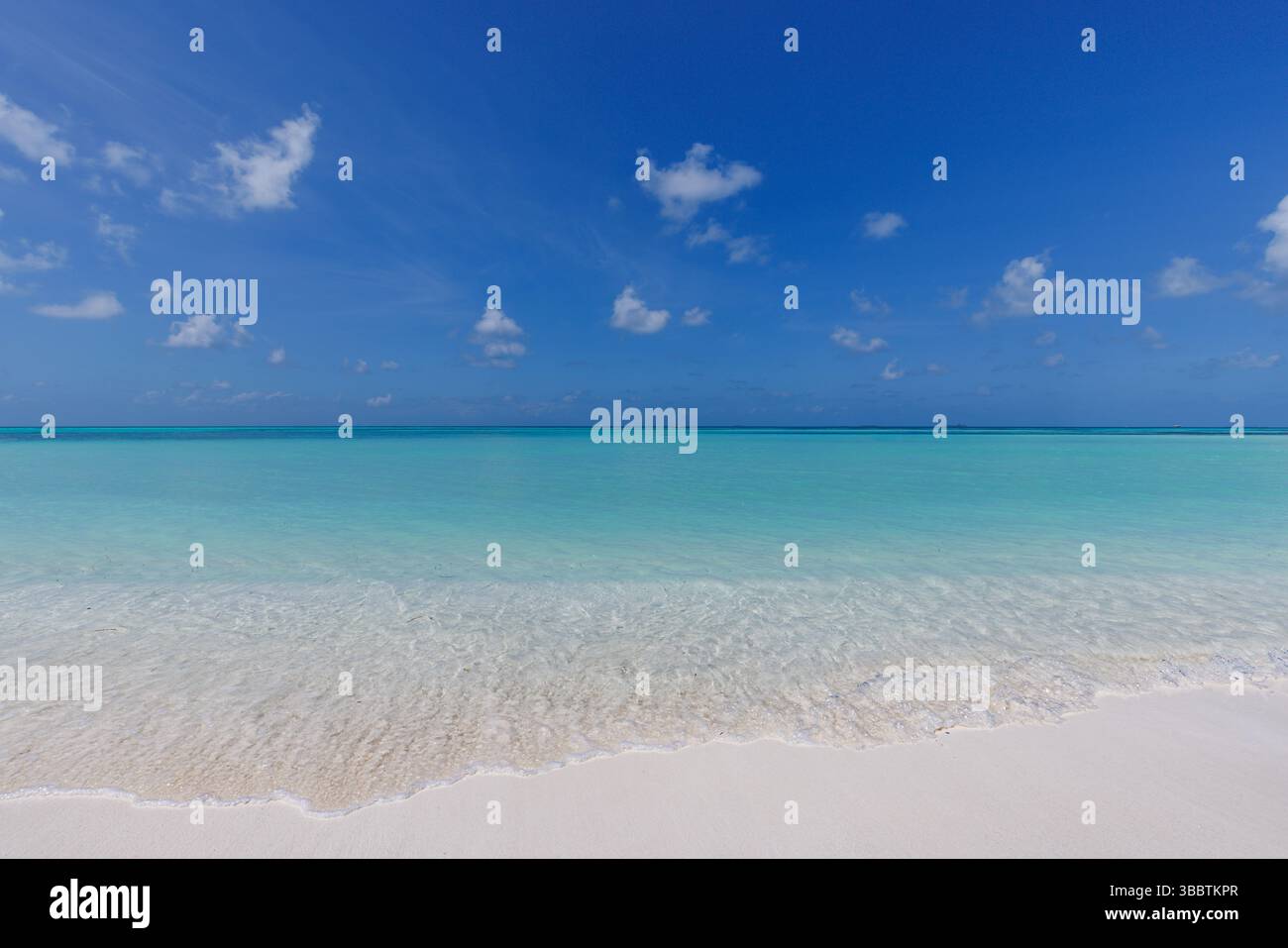 Paysage tropical ensoleillé de la plage vide avec eau turquoise claire sable blanc mer calme paysage marin panoramique de vacances parfaites fond nature Banque D'Images