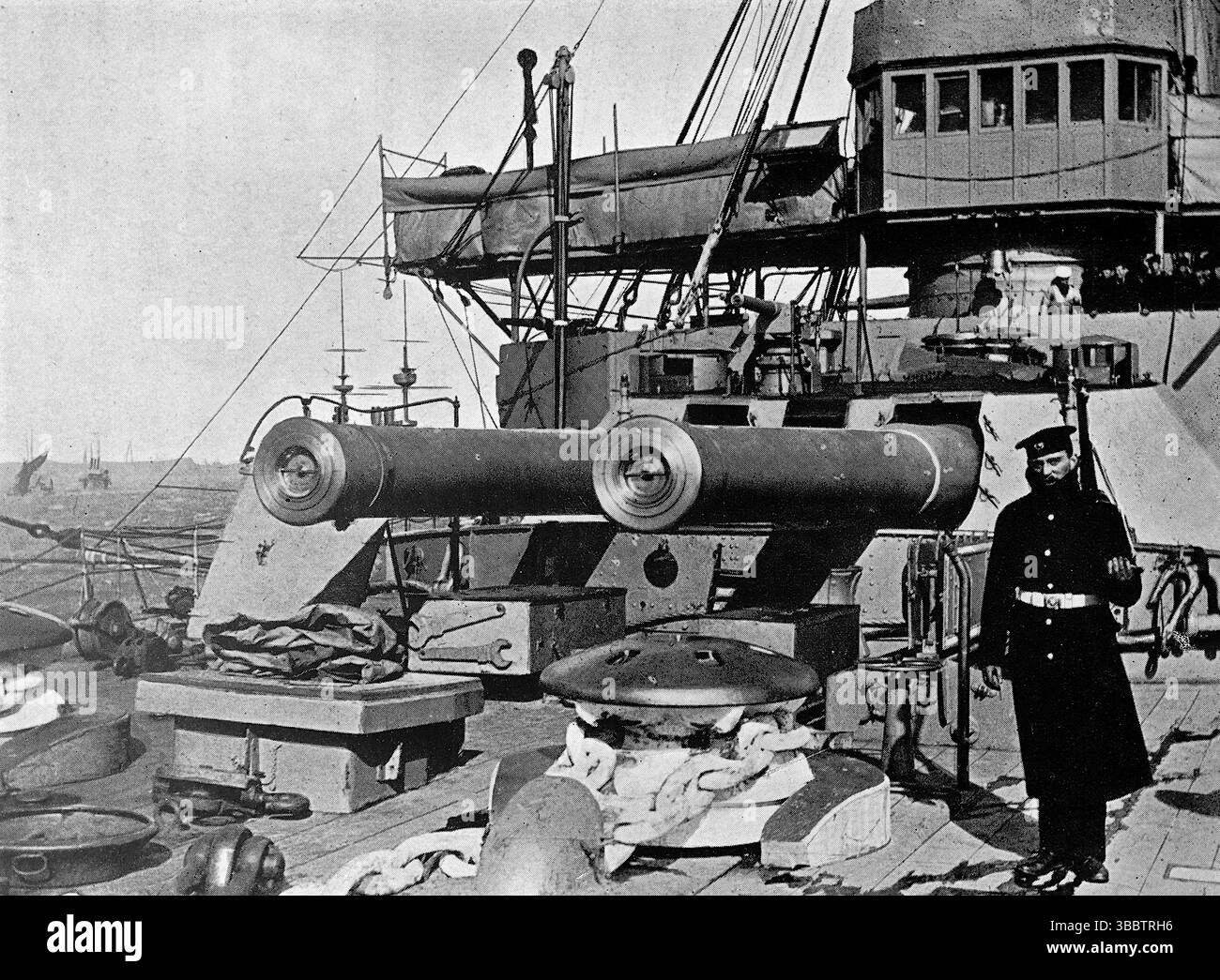 HM Battleship HMS London. L'avant-tourelle de 50 tonnes, 12 canons, et la tour de conning et le pont, vers 1905. D'après une photographie imprimée publiée pour la première fois dans le livre Londons of the British Fleet, par John Lane, The Bodley Head en 1908, et écrite par Edward Fraser. Banque D'Images