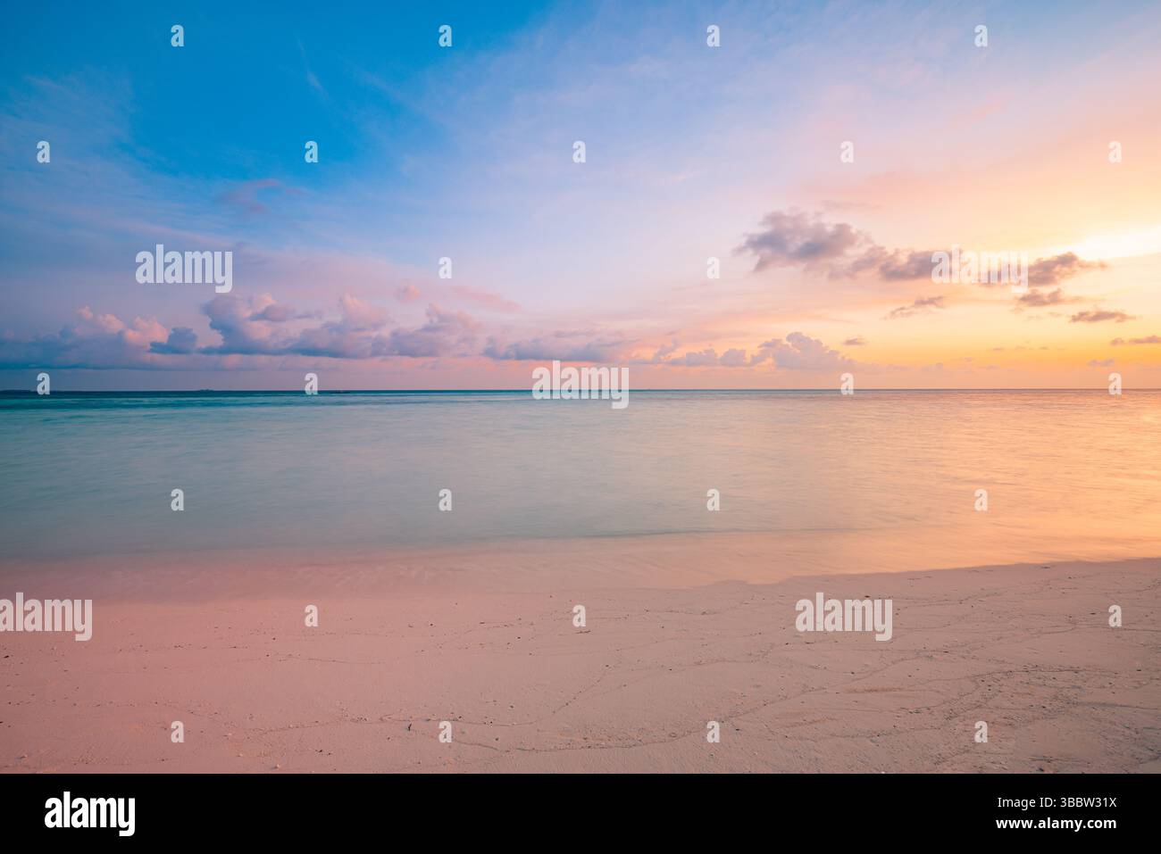 Coucher de soleil de rêve sur la mer tranquille avec ciel doré et plage de sable, vue inspirante méditation et détente, horizon océan paisible dans la soirée d'été Banque D'Images