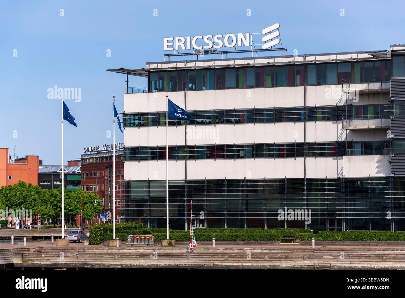 Logo de la société multinationale de réseaux et de télécommunications Ericsson au siège social le 13 mai 2025 à Gothenburg, Suède. Banque D'Images