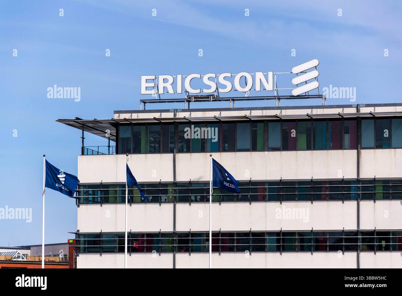Logo de la société multinationale de réseaux et de télécommunications Ericsson au siège social le 13 mai 2025 à Gothenburg, Suède. Banque D'Images
