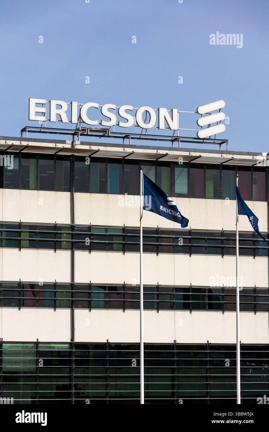 Logo de la société multinationale de réseaux et de télécommunications Ericsson au siège social le 13 mai 2025 à Gothenburg, Suède. Banque D'Images