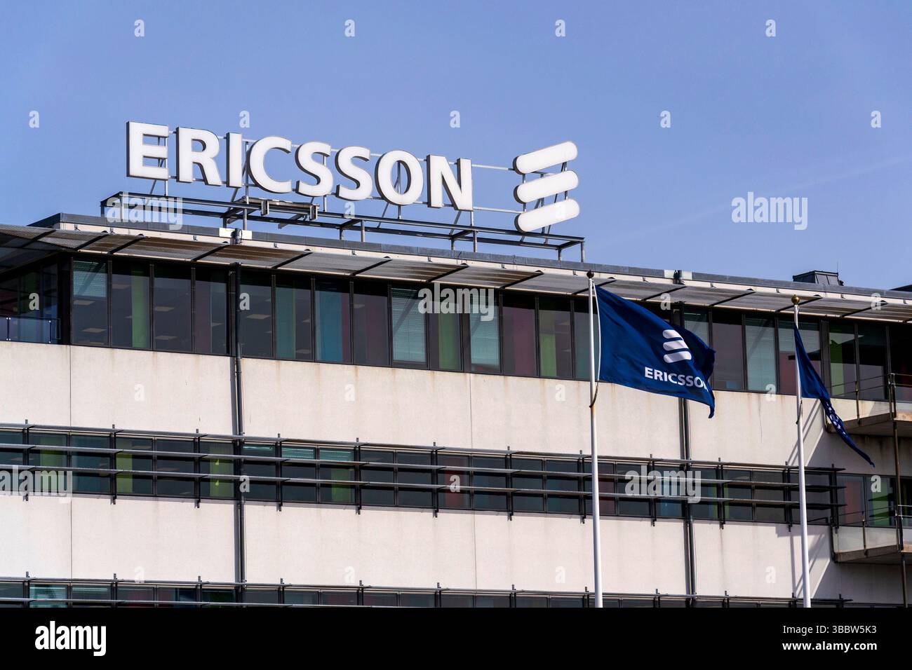 Logo de la société multinationale de réseaux et de télécommunications Ericsson au siège social le 13 mai 2025 à Gothenburg, Suède. Banque D'Images