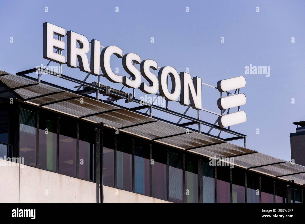 Logo de la société multinationale de réseaux et de télécommunications Ericsson au siège social le 13 mai 2025 à Gothenburg, Suède. Banque D'Images