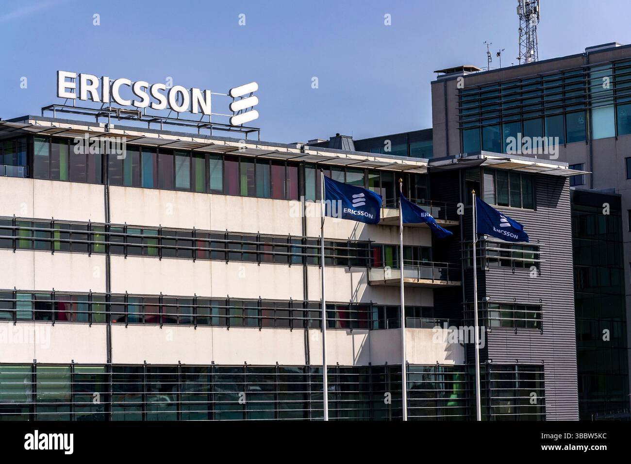 Logo de la société multinationale de réseaux et de télécommunications Ericsson au siège social le 13 mai 2025 à Gothenburg, Suède. Banque D'Images