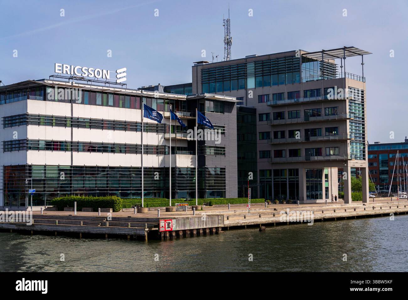 Logo de la société multinationale de réseaux et de télécommunications Ericsson au siège social le 13 mai 2025 à Gothenburg, Suède. Banque D'Images