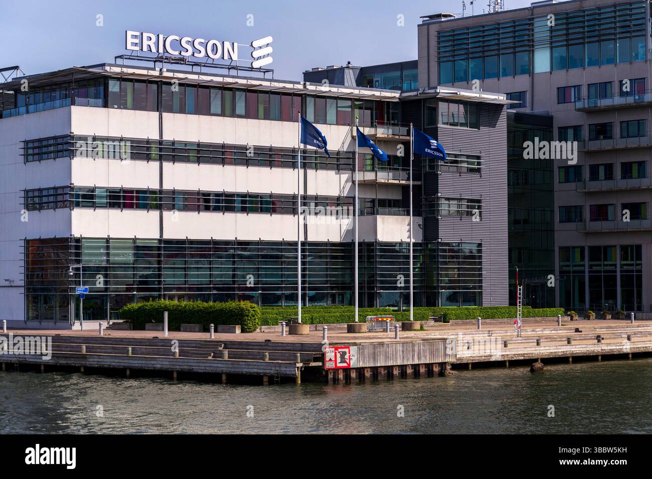 Logo de la société multinationale de réseaux et de télécommunications Ericsson au siège social le 13 mai 2025 à Gothenburg, Suède. Banque D'Images