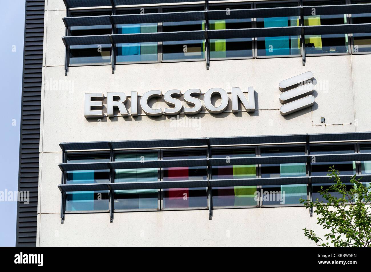 Logo de la société multinationale de réseaux et de télécommunications Ericsson au siège social le 13 mai 2025 à Gothenburg, Suède. Banque D'Images