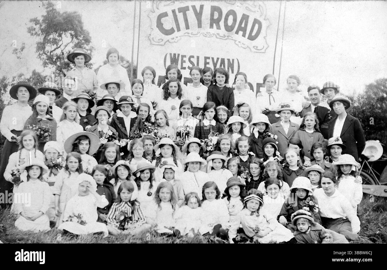 Un grand groupe, principalement des enfants et des femmes à côté d'une bannière pour City Road, Wesleyan. Non attribué, publié vers 1910. Bonne histoire sociale et image de mode. City Road abrite Wesley's Chapel, une église méthodiste historique à Londres, en Angleterre. D'une collection mixte de cartes postales édouardiennes. Banque D'Images