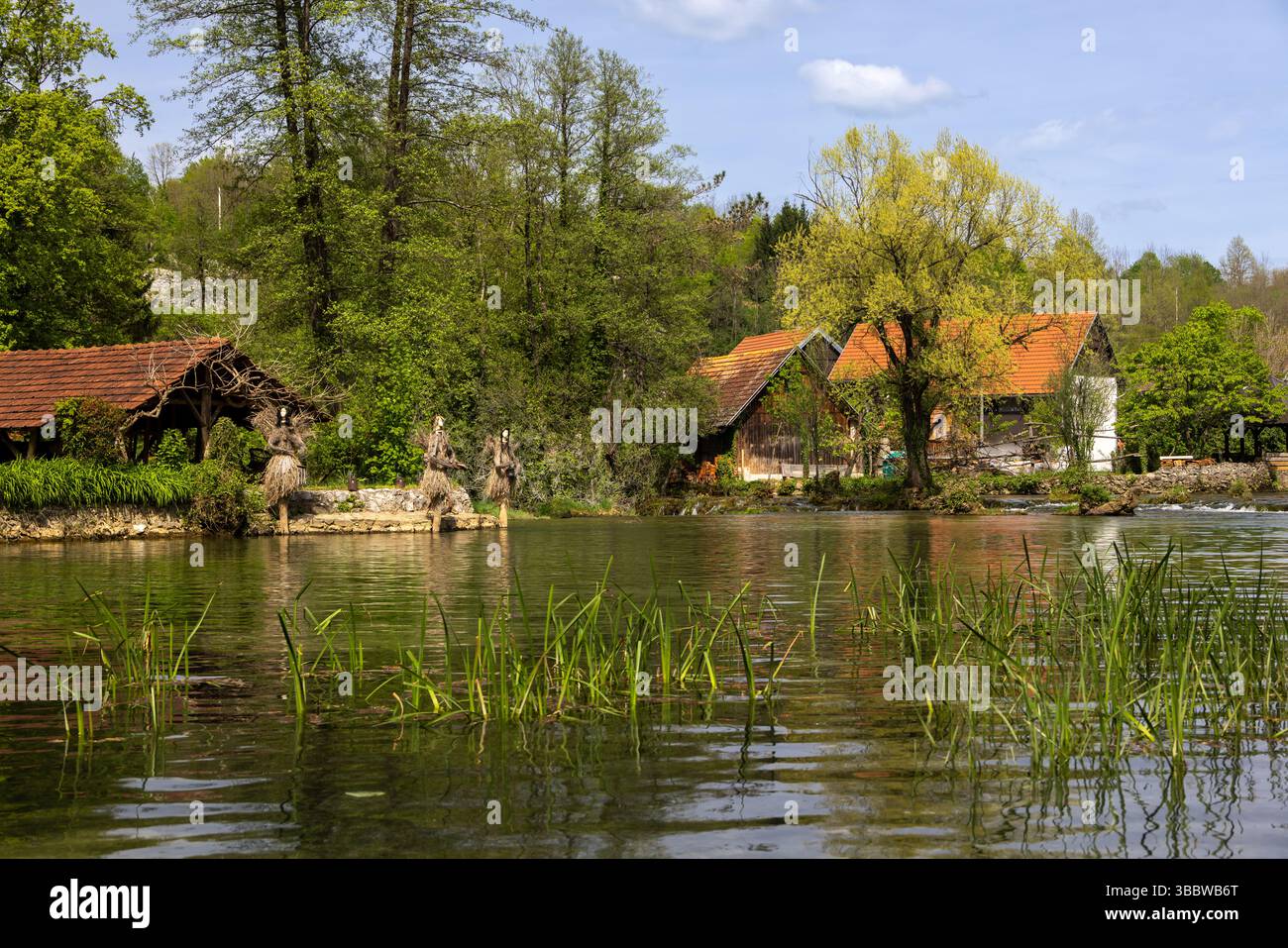 Le village historique de Rastoke dans la ville de Slunj, où la rivière Slunjčica se jette dans la rivière Korana via des cascades et des cascades, Croatie Banque D'Images