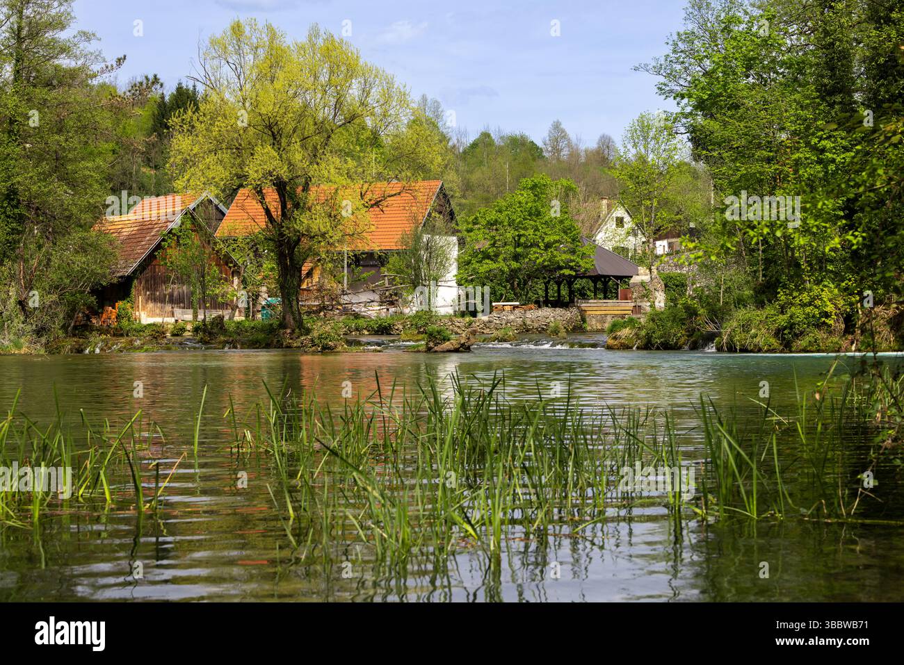 Le village historique de Rastoke dans la ville de Slunj, où la rivière Slunjčica se jette dans la rivière Korana via des cascades et des cascades, Croatie Banque D'Images