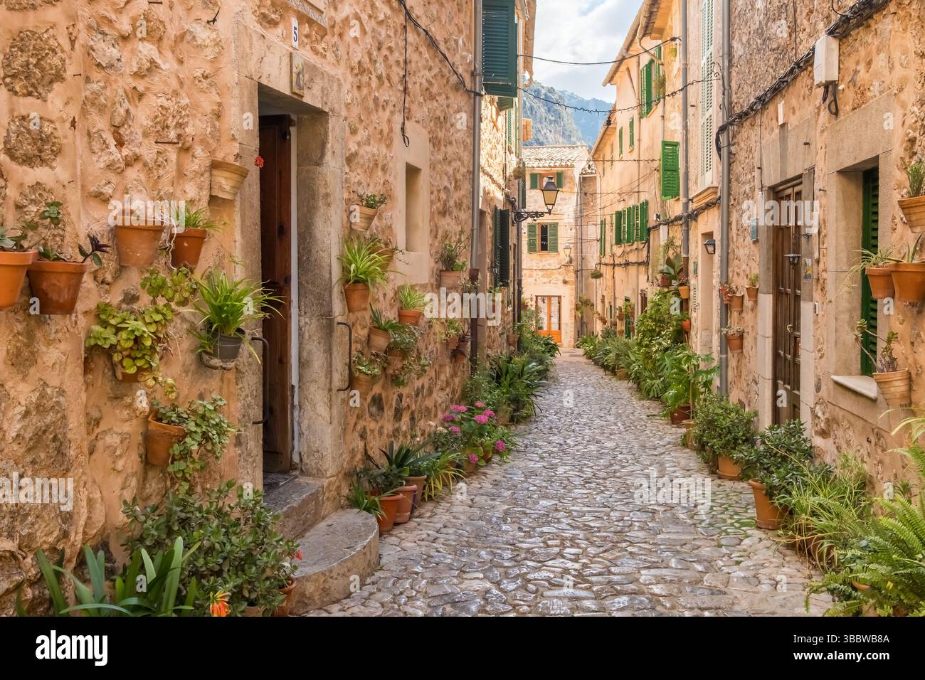 Pittoresque rue étroite dans la ville de Valdemossa, Majorque, Espagne Banque D'Images