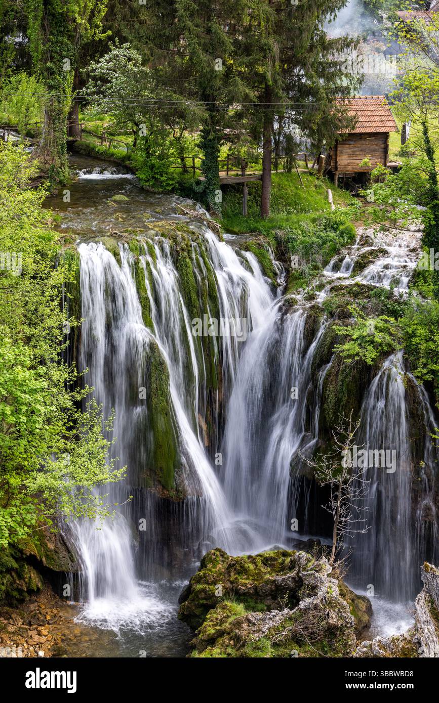 Le village historique de Rastoke dans la ville de Slunj, où la rivière Slunjčica se jette dans la rivière Korana via des cascades et des cascades, Croatie Banque D'Images