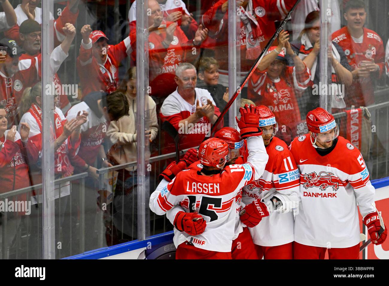Herning, Danemark. 16 mai 2025. Matias Lassen, Danemark, Alexander True, Danemark, Markus Lauridsen, Danemark, Mathias Bau, Danemark en action dans le match de hockey sur glace entre le Danemark et la Hongrie lors du Championnat mondial de hockey sur glace 2025 de l’IIHF à Jyske Bank Boxen, Herning, Danemark. (Crédit image : © Lars Moeller via ZUMA Press) USAGE ÉDITORIAL SEULEMENT ! Non destiné à UN USAGE commercial ! Crédit : ZUMA Press, Inc/Alamy Live News Banque D'Images