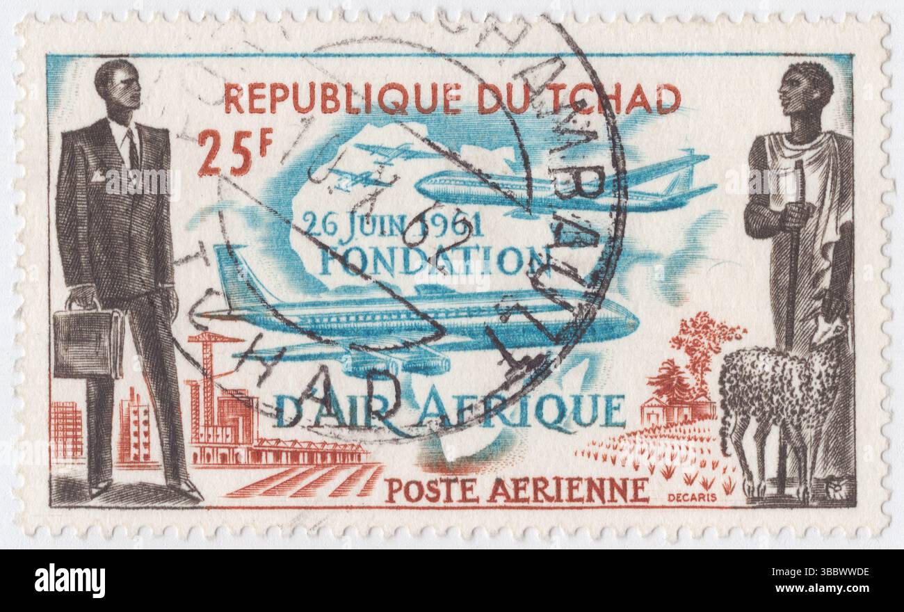 TCHAD (TCHAD) - 17 février 1962 : timbre Air Post bleu clair, orange-brun et noir à 25 francs représentant une œuvre symbolique "Afrique moderne et ancienne, carte et plans". Création d’Air Afrique (African Airlines) Banque D'Images