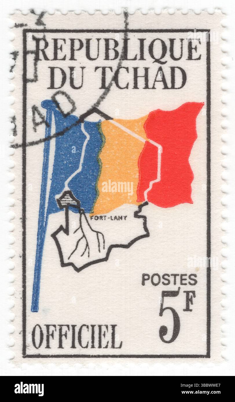 TCHAD (TCHAD) - 1966 janvier 1 : 5 franc bleu, jaune, carmin et noir timbre officiel représentant une œuvre d'art symbolique, drapeau du pays sur la carte du Tchad. La République du Tchad, dont la capitale est N’Djamena, est un pays enclavé au carrefour de l’Afrique du Nord et du Centre. Le Tchad compte plusieurs régions : une zone désertique au nord, une ceinture sahélienne aride au centre et une zone de savane soudanaise plus fertile au sud. Le lac Tchad, d'après lequel le pays est nommé, est la deuxième plus grande zone humide d'Afrique. Il abrite plus de 200 groupes ethniques et linguistiques différents Banque D'Images