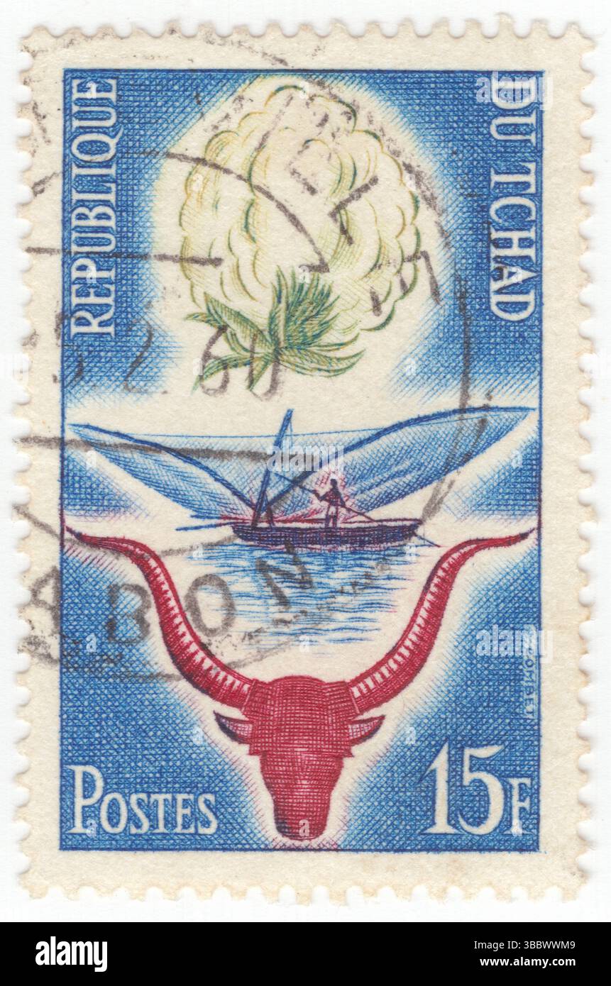 TCHAD (TCHAD) - 1959 : timbre-poste à 15 francs outremer, vert et marron représentant une oeuvre symbolique "naissance de la République". 1er anniversaire de la proclamation de la République du Tchad avec capitale à N’Djamena. C'est un pays enclavé au carrefour de l'Afrique du Nord et de l'Afrique centrale. Le Tchad compte plusieurs régions : une zone désertique au nord, une ceinture sahélienne aride au centre et une zone de savane soudanaise plus fertile au sud. Le lac Tchad, d'après lequel le pays est nommé, est la deuxième plus grande zone humide d'Afrique. Il abrite plus de 200 groupes ethniques et linguistiques différents Banque D'Images