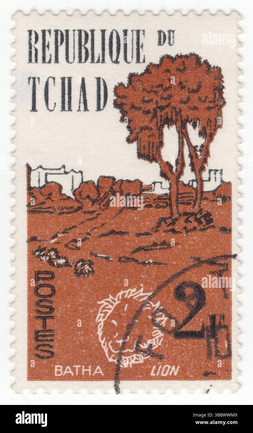 TCHAD (TCHAD) - 1962 : timbre-poste de 2 francs rouge-brun foncé et noir représentant une oeuvre symbolique "Batha et Lion". Premier anniversaire de l'indépendance. Batha est l’une des 23 régions du Tchad, située au centre du pays. Il est composé de ce qui était autrefois la préfecture de Batha avec quelques légers ajustements de limites. La capitale de la région est ATI Banque D'Images