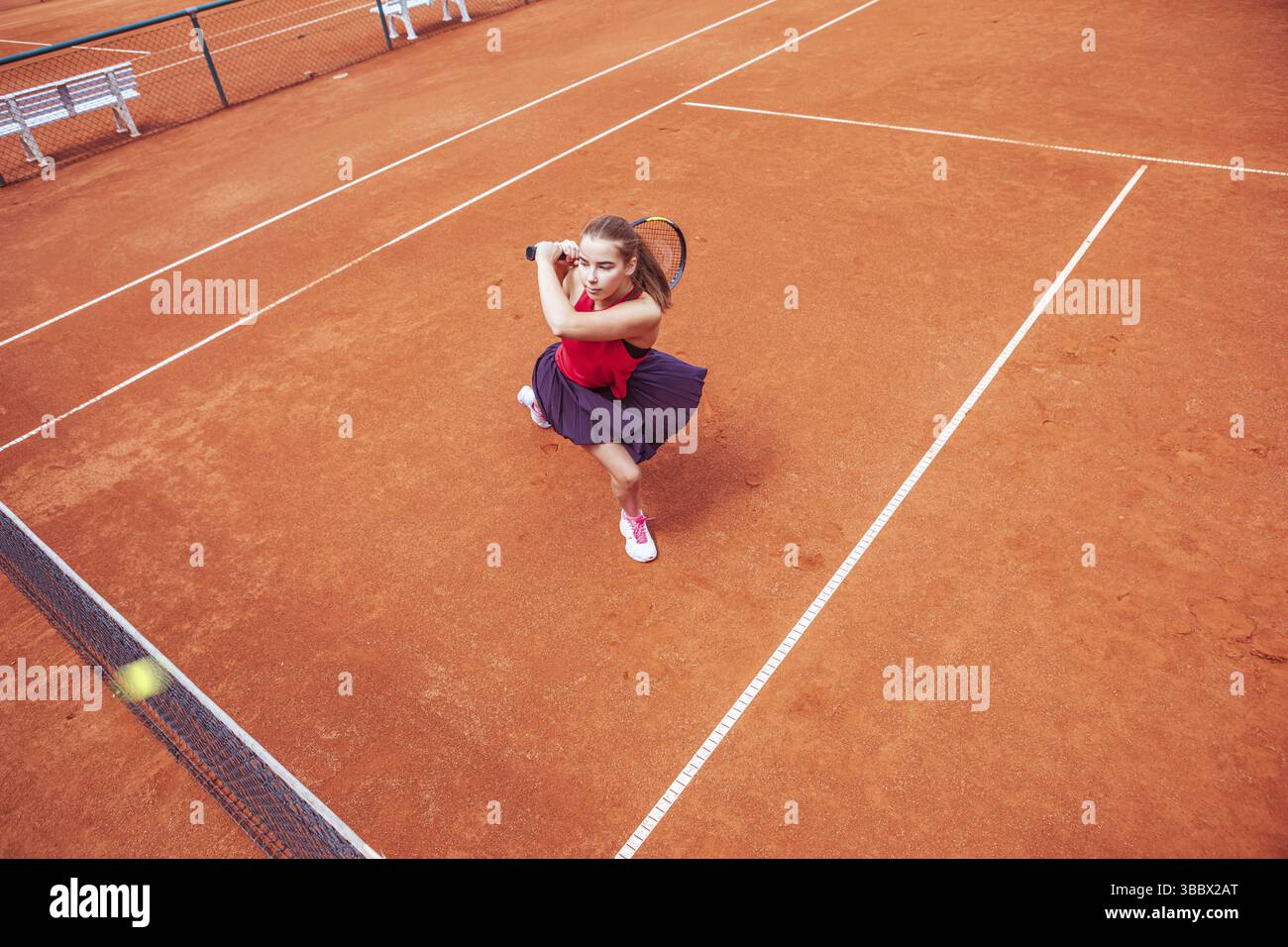 Joueuse de tennis avec une raquette sur le court, Coburg, Allemagne, Europe Banque D'Images