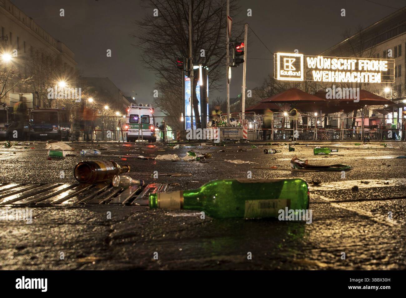 BERLIN, ALLEMAGNE - 1 JANVIER 2019 : 2018 : désordre dans la rue après les célébrations du nouvel an Banque D'Images