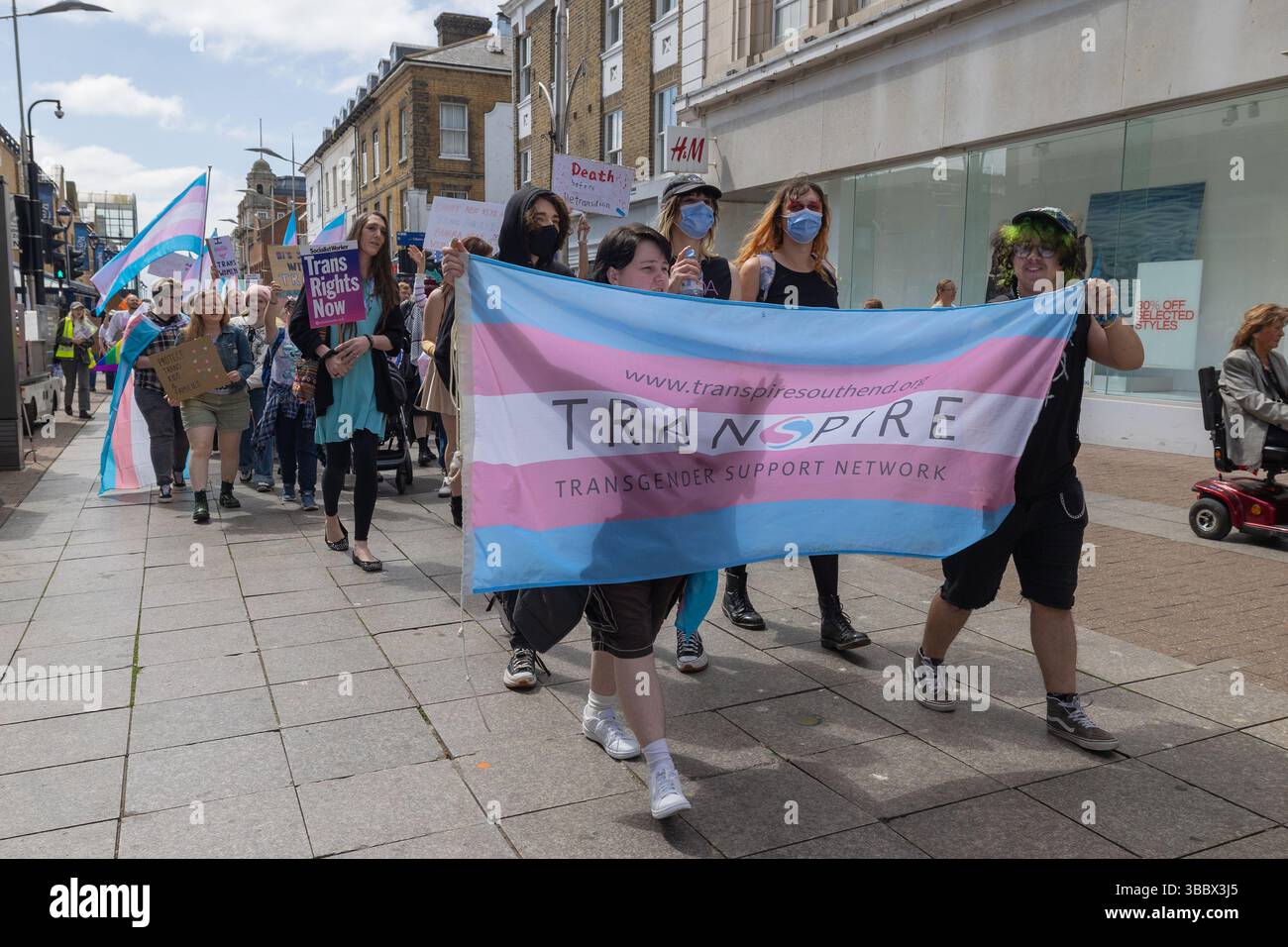 Southend on Sea, Royaume-Uni. 17 mai 2025. Manifestation pour les droits des transgenres sur High Street dans le centre-ville. La protestation fait suite à la décision de la Cour suprême du Royaume-Uni selon laquelle la définition légale de la femme est fondée sur le sexe biologique. Penelope Barritt/Alamy Live News Banque D'Images