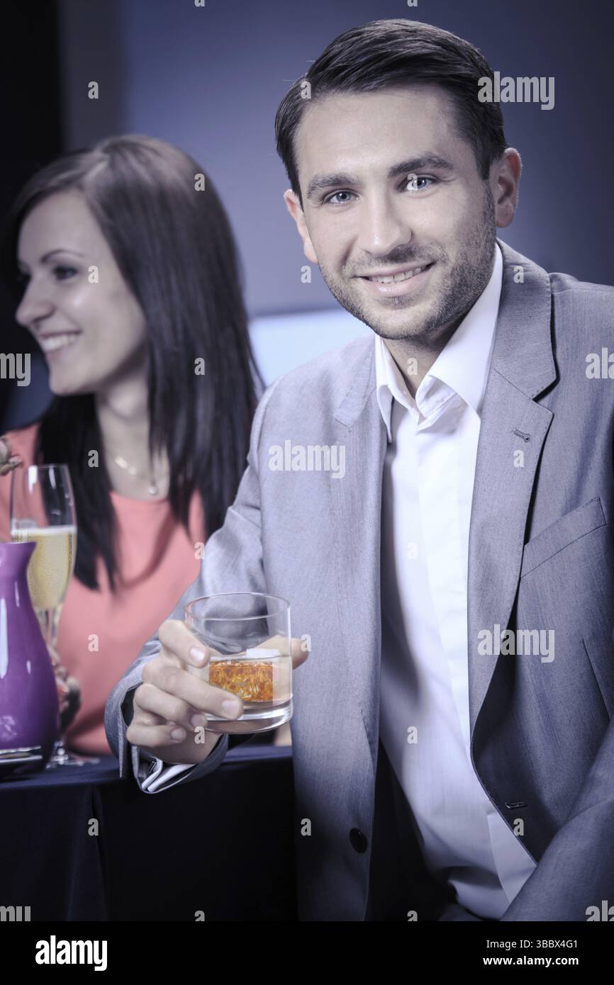 Jeune homme à table dans un restaurant Banque D'Images