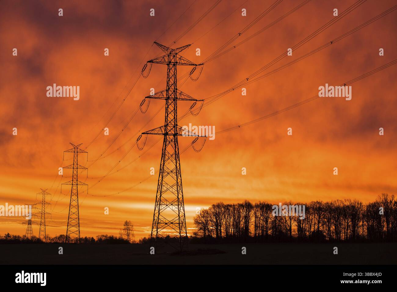 Ligne électrique et piscines au soleil Banque D'Images