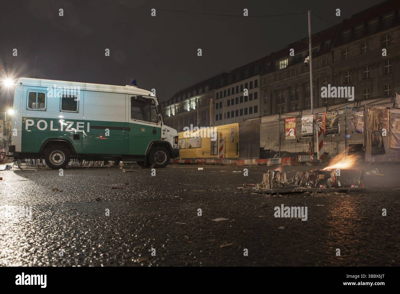 BERLIN, ALLEMAGNE - 1er JANVIER 2019 : 2018 : voiture de police dans la rue bloquée après les célébrations du nouvel an Banque D'Images