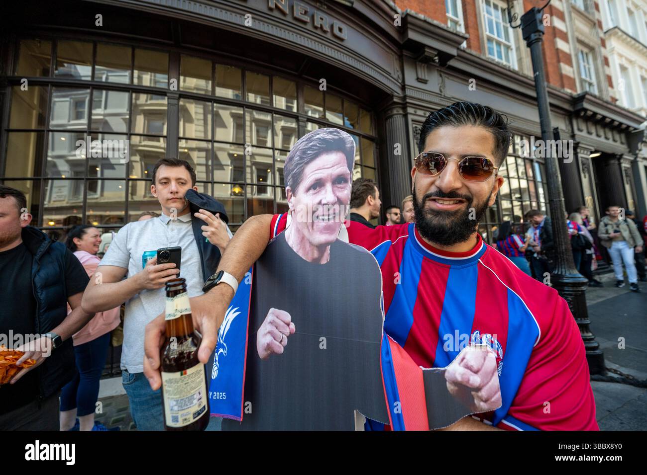 Londres, Royaume-Uni. 17 mai 2025. Les fans de Crystal Palace avec un retrait de l'entraîneur Oliver Glasner se réunissent à Covent Garden avant de se rendre au stade de Wembley pour la finale de la FA Cup contre Manchester City. Credit : Stephen Chung / Alamy Live News Banque D'Images