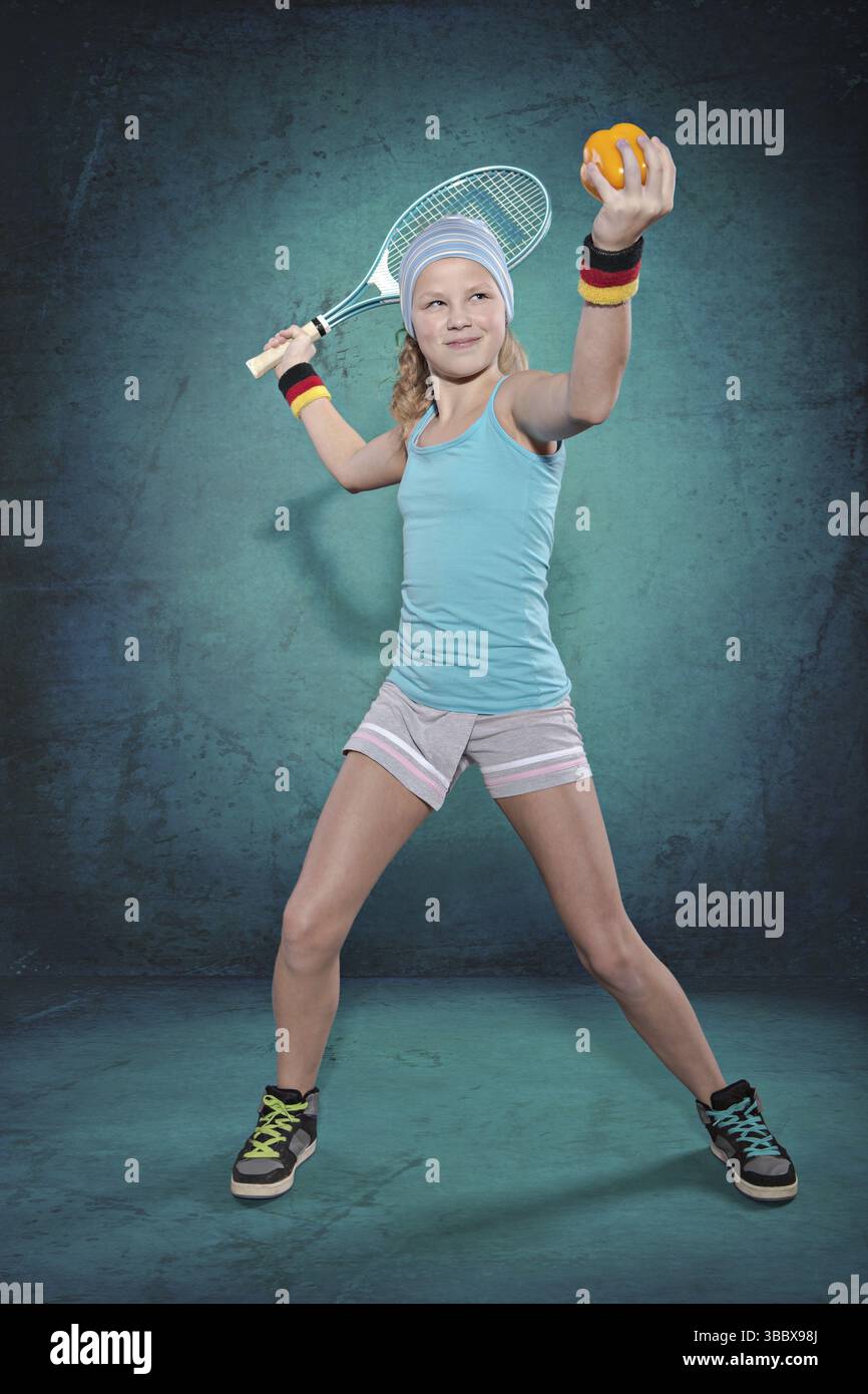 Joueuse de tennis féminine avec paprika au lieu de balle Banque D'Images