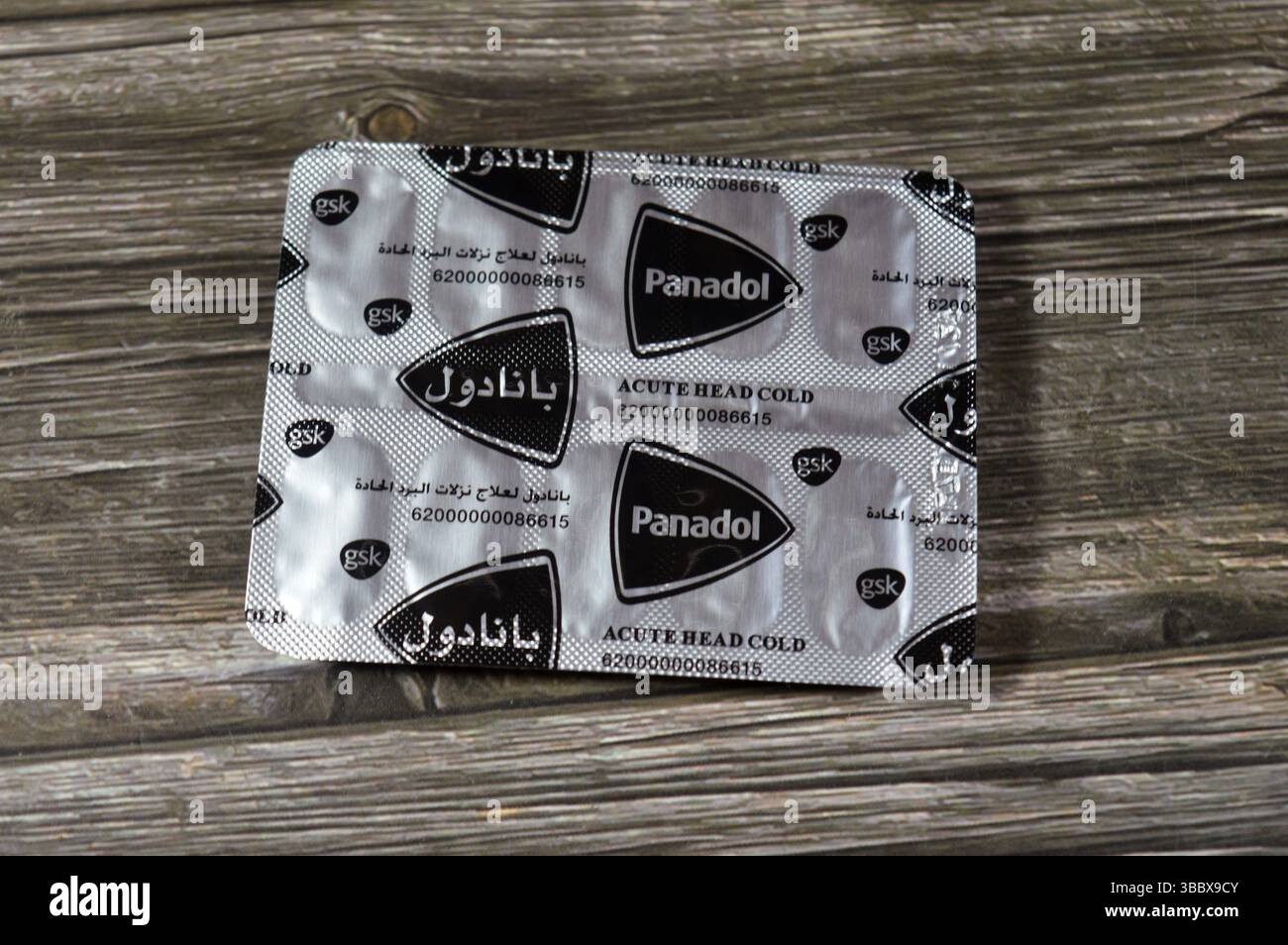 Le Caire, Égypte, mars 26 2025 : comprimés de panadol aigu de tête froide, contient 500 mg de paracétamol (acétaminophène), 30 mg de pseudoéphédrine et 2 de bromphéniramine Banque D'Images