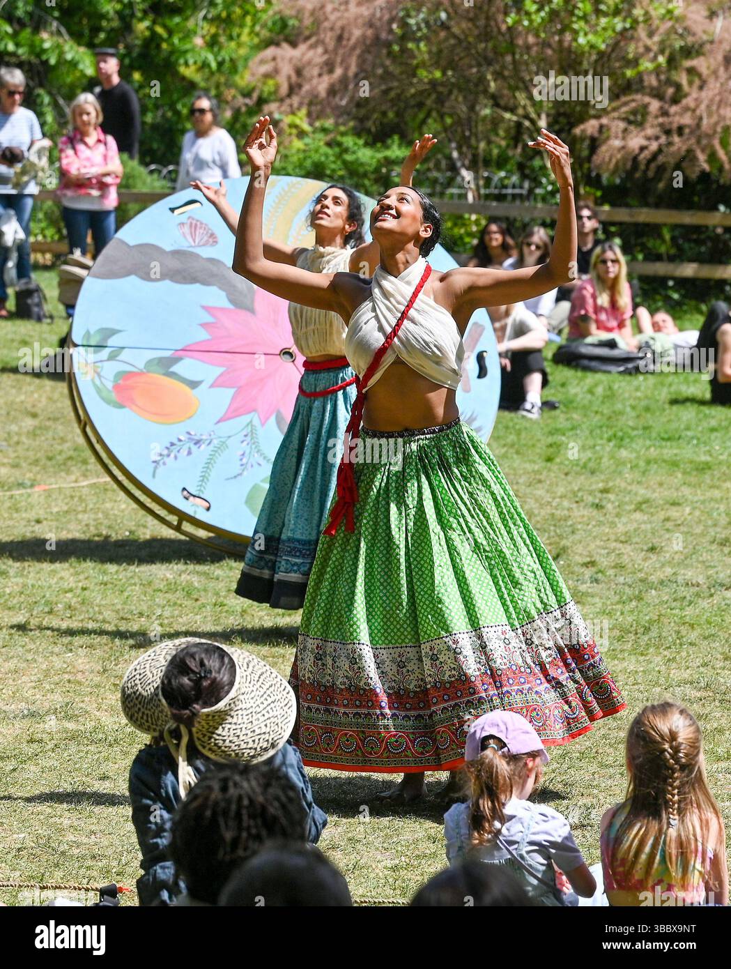 Brighton UK 17 mai 2025 - Roots to Rise Indian Dance performance par la chorégraphe Nandita Shankardass soutenue par Without Walls se produisant au Pavilion Gardens Brighton par un après-midi chaud et ensoleillé .  : Crédit Simon Dack / Alamy Live News Banque D'Images