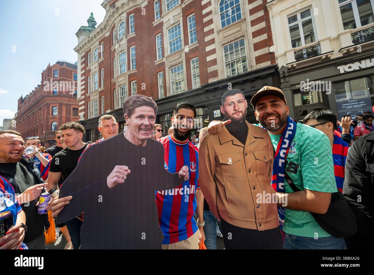 Londres, Royaume-Uni. 17 mai 2025. Les fans de Crystal Palace avec une coupure du manager Oliver Glasner et Joe Ward se réunissent à Covent Garden avant de se rendre au stade de Wembley pour la finale de la FA Cup contre Manchester City. Credit : Stephen Chung / Alamy Live News Banque D'Images