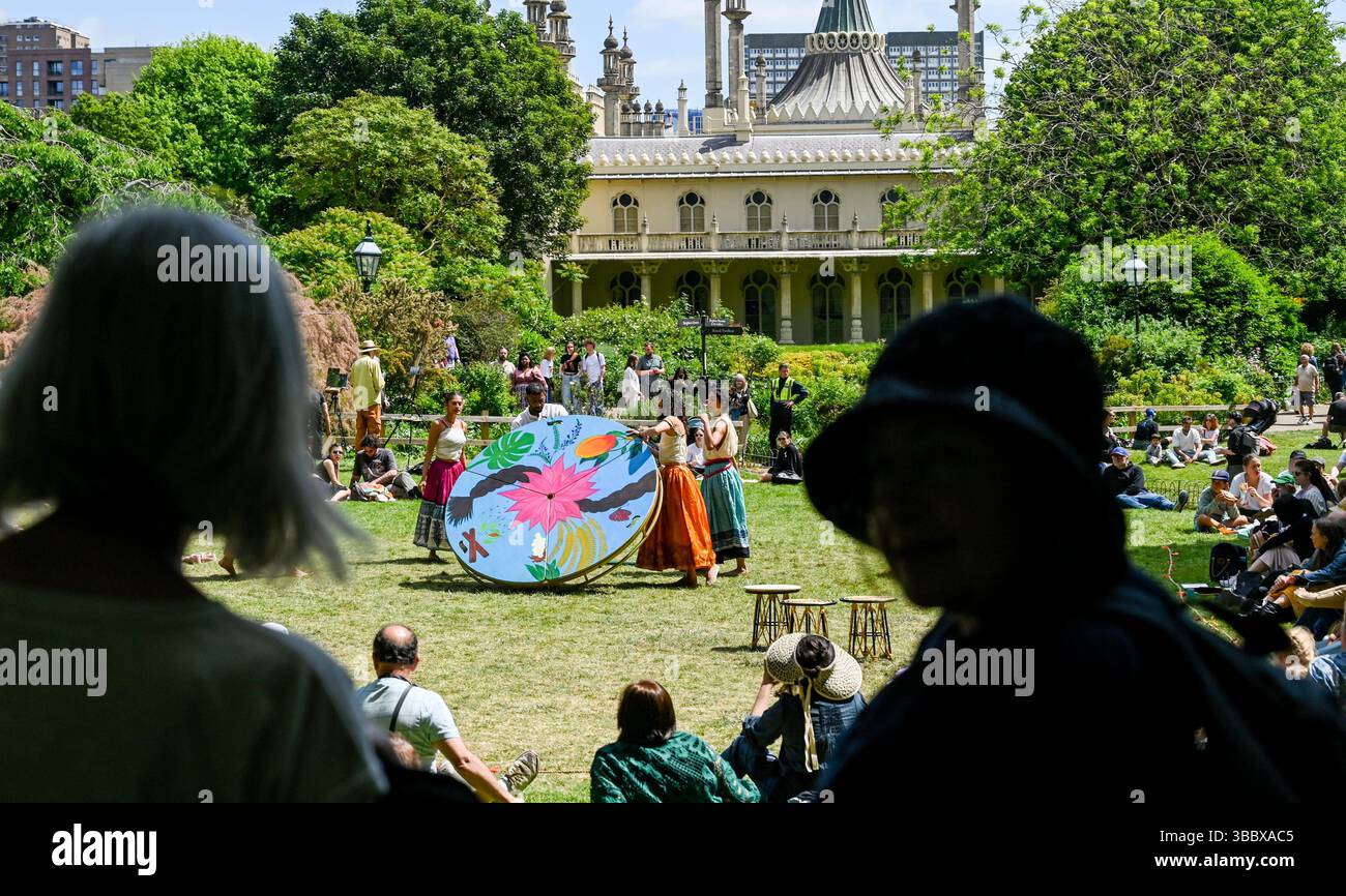 Brighton UK 17 mai 2025 - Roots to Rise Indian Dance performance par la chorégraphe Nandita Shankardass soutenue par Without Walls se produisant au Pavilion Gardens Brighton par un après-midi chaud et ensoleillé .  : Crédit Simon Dack / Alamy Live News Banque D'Images