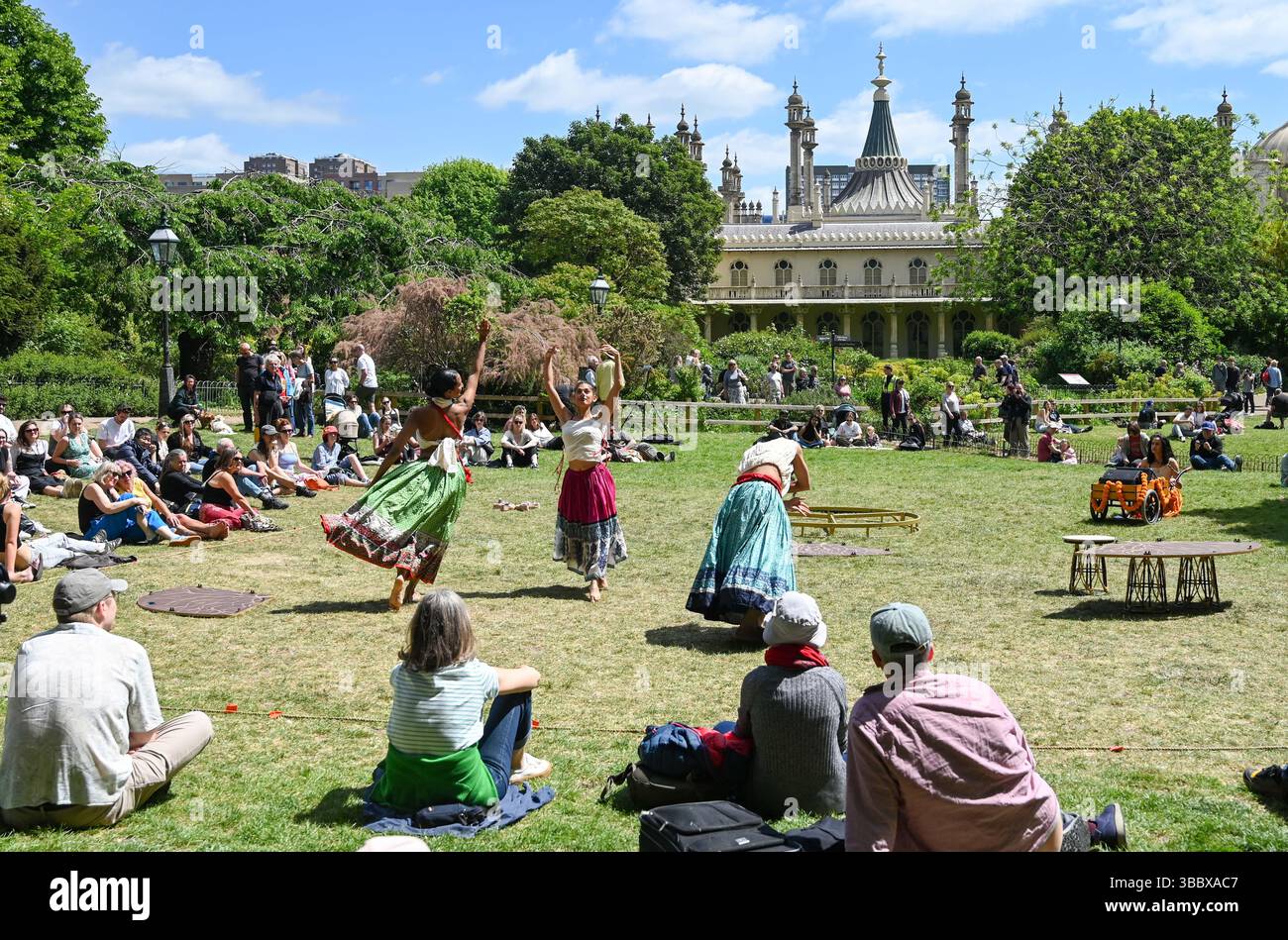 Brighton UK 17 mai 2025 - Roots to Rise Indian Dance performance par la chorégraphe Nandita Shankardass soutenue par Without Walls se produisant au Pavilion Gardens Brighton par un après-midi chaud et ensoleillé .  : Crédit Simon Dack / Alamy Live News Banque D'Images