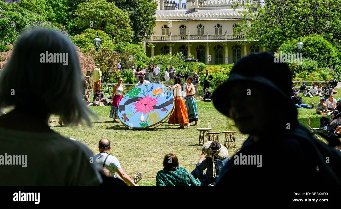 Brighton UK 17 mai 2025 - Roots to Rise Indian Dance performance par la chorégraphe Nandita Shankardass soutenue par Without Walls se produisant au Pavilion Gardens Brighton par un après-midi chaud et ensoleillé .  : Crédit Simon Dack / Alamy Live News Banque D'Images