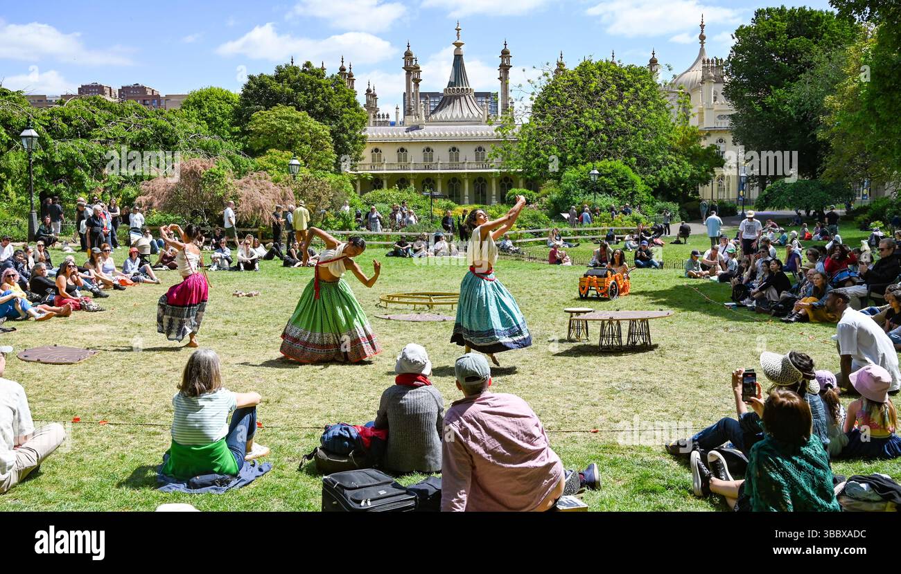 Brighton UK 17 mai 2025 - Roots to Rise Indian Dance performance par la chorégraphe Nandita Shankardass soutenue par Without Walls se produisant au Pavilion Gardens Brighton par un après-midi chaud et ensoleillé .  : Crédit Simon Dack / Alamy Live News Banque D'Images
