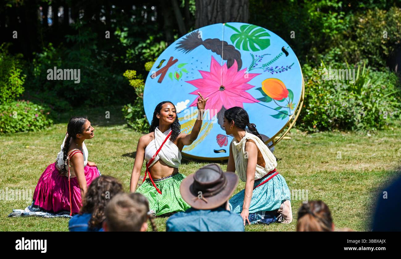 Brighton UK 17 mai 2025 - Roots to Rise Indian Dance performance par la chorégraphe Nandita Shankardass soutenue par Without Walls se produisant au Pavilion Gardens Brighton par un après-midi chaud et ensoleillé .  : Crédit Simon Dack / Alamy Live News Banque D'Images