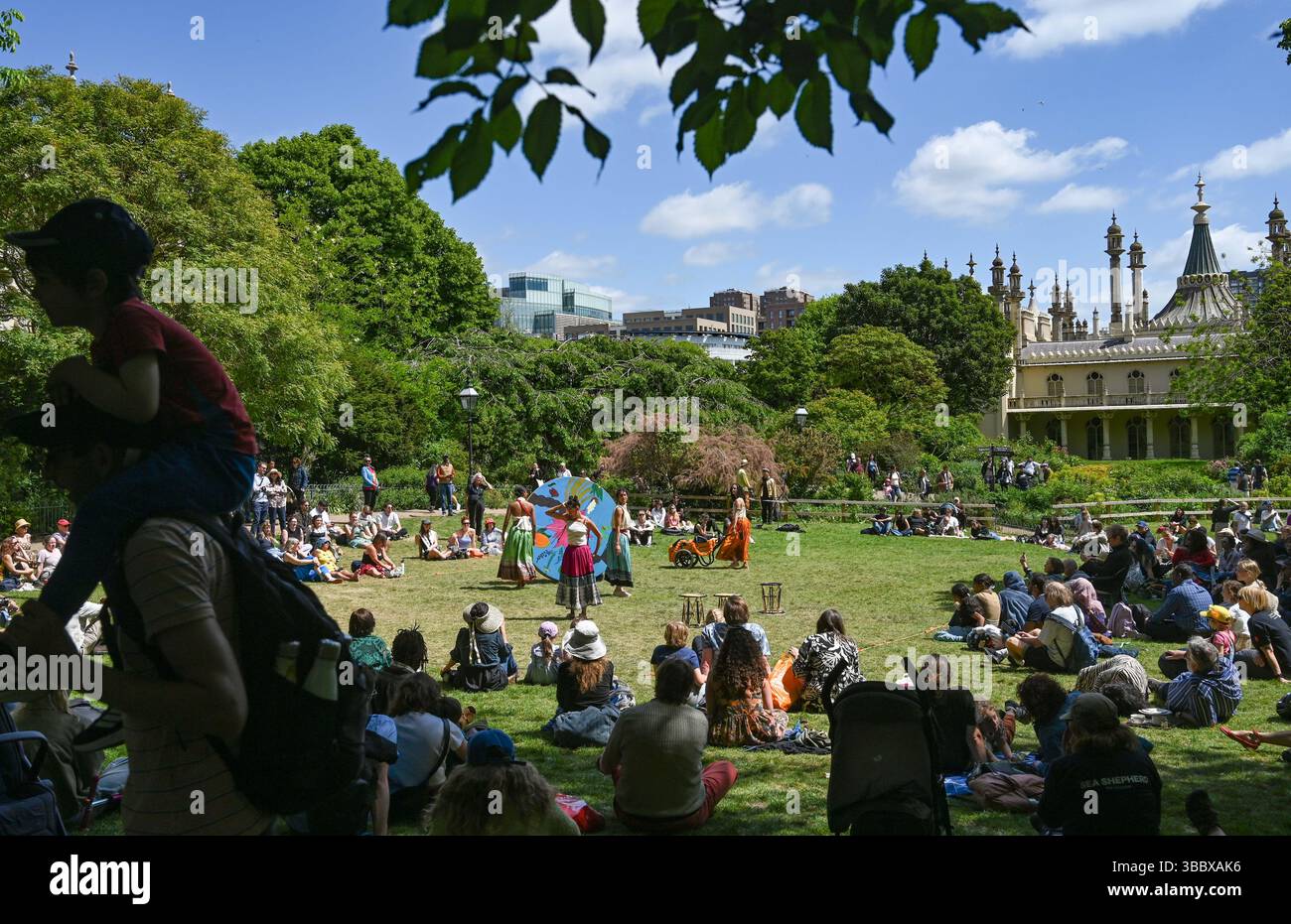Brighton UK 17 mai 2025 - Roots to Rise Indian Dance performance par la chorégraphe Nandita Shankardass soutenue par Without Walls se produisant au Pavilion Gardens Brighton par un après-midi chaud et ensoleillé .  : Crédit Simon Dack / Alamy Live News Banque D'Images